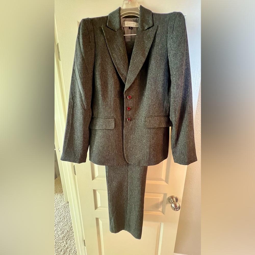 Tahari Arthur S. Levine Women Pant Suit - size 8 - heather grey color